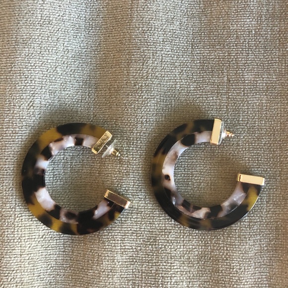 2 pairs of large chunky acrylic earrings (tortoiseshell and white and gold) - Picture 3 of 3